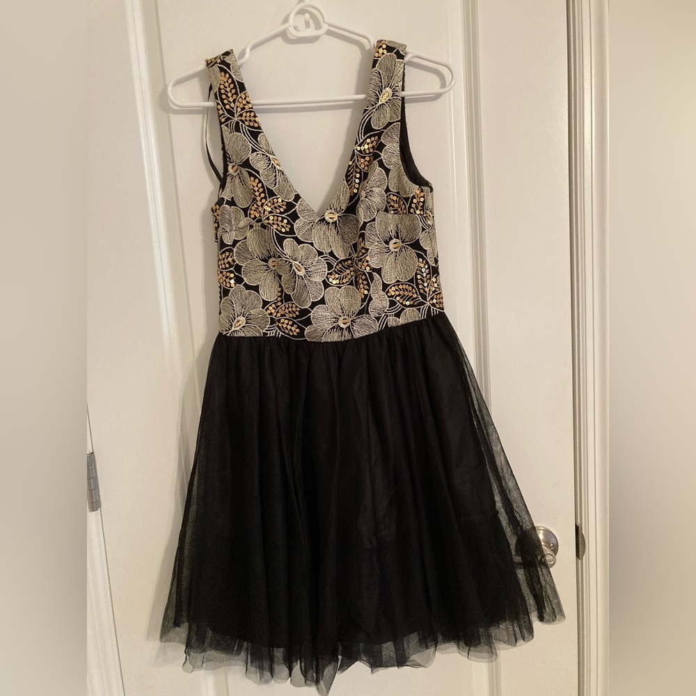 Black and gold, size Small